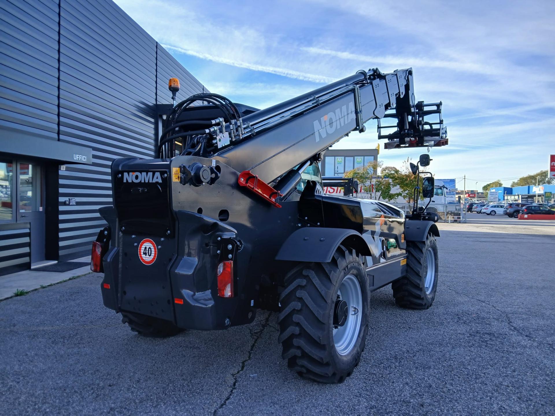 SOLLEVATORE TELESCOPICO FISSO 17 MT